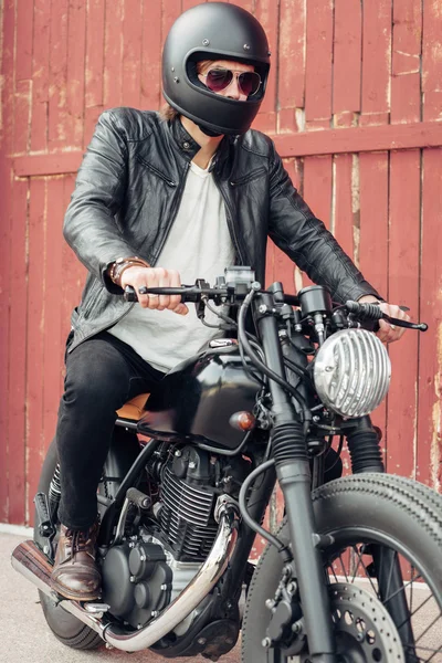 Motocycliste et moto vintage personnalisée — Photo