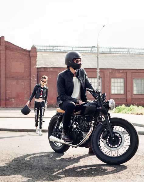 Pareja en el amor y la motocicleta personalizada vintage — Foto de Stock