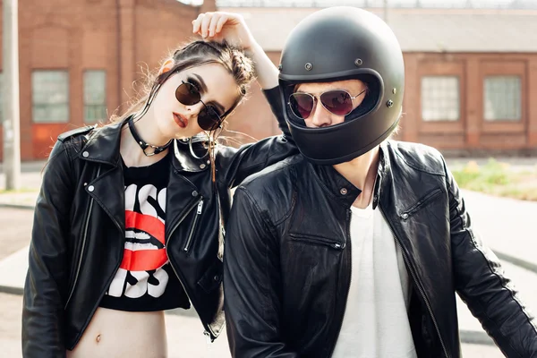 Couple in love and vintage custom motorcycle — Stock Photo, Image