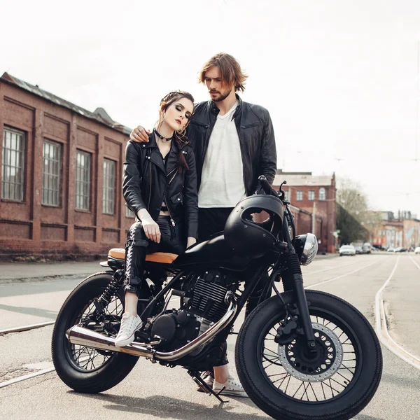 Couple in love and vintage custom motorcycle — Stock Photo, Image