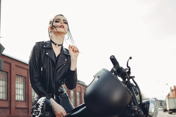 Couple in love and vintage custom motorcycle — Stock Photo, Image