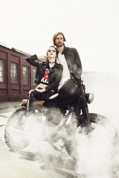 Пара влюбленных и винтажных мотоциклов — стоковое фото