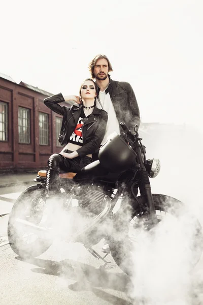 Couple in love and vintage custom motorcycle — Stock Photo, Image