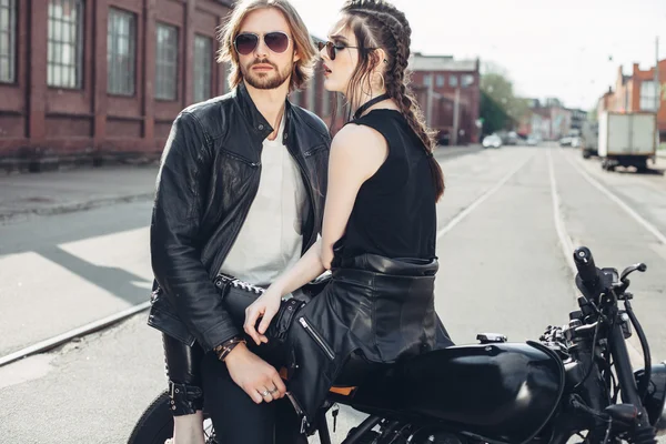 Couple in love and vintage custom motorcycle — Stock Photo, Image