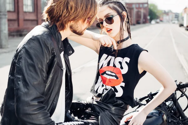 Coppia in love e moto vintage custom — Foto Stock