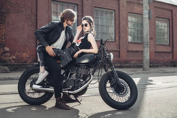 Casal no amor e motocicleta personalizada vintage — Fotografia de Stock
