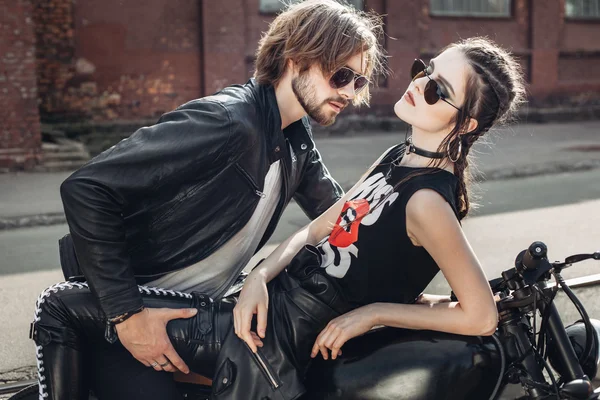 Couple in love and vintage custom motorcycle — Stock Photo, Image