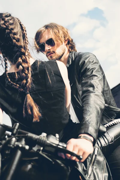 Пара влюбленных и винтажных мотоциклов — стоковое фото