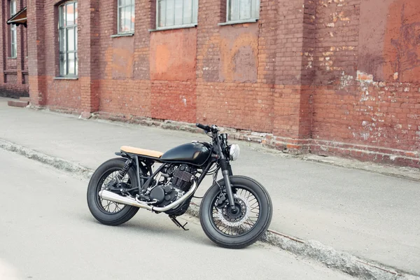 Motocicleta vintage en el aparcamiento — Foto de Stock