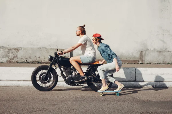 Jovens a andar de skate juntos na estrada — Fotografia de Stock