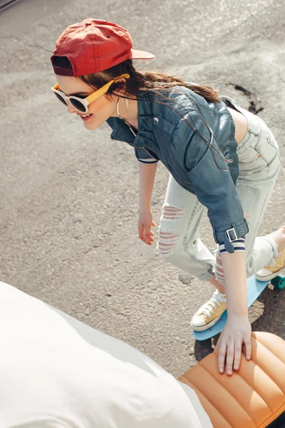 Patinaje de chicas en un área urbana — Foto de Stock