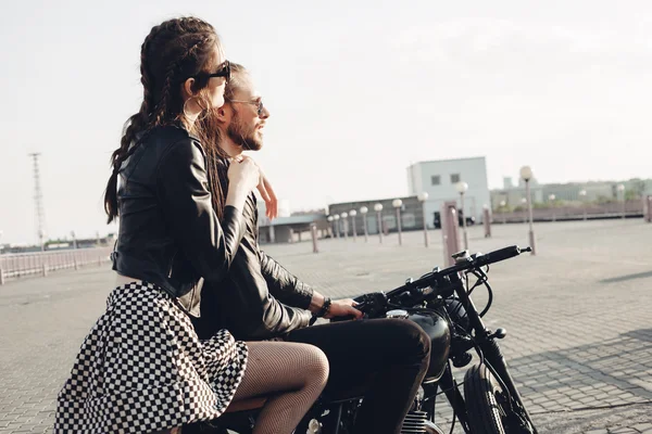 Casal sentado na motocicleta ao pôr do sol — Fotografia de Stock