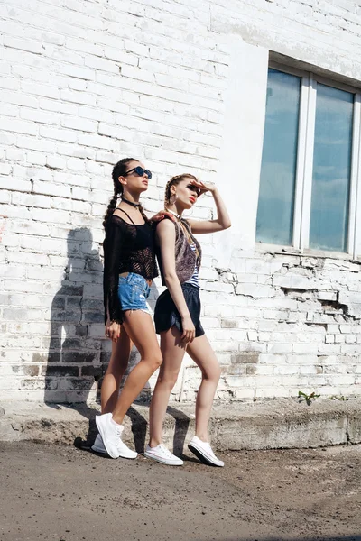 Style de vie portrait extérieur de deux jolies meilleures amies — Photo