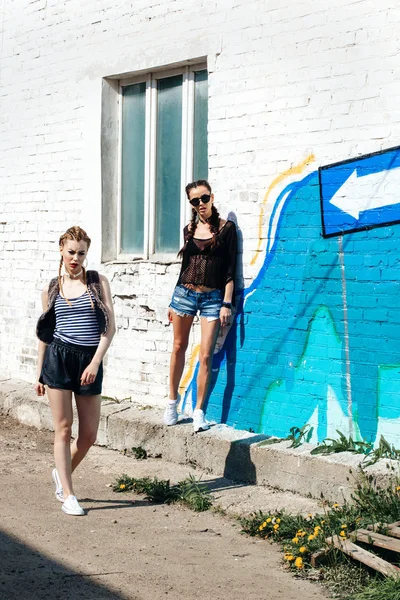 Lifestyle outdoor portrait of two pretty best friends — Stock Photo, Image