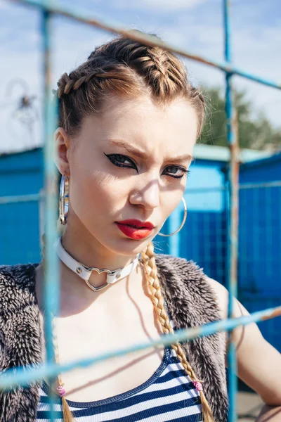 Zomer levensstijl mode portret van jonge vrouw — Stockfoto