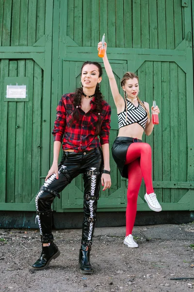 Estilo de vida retrato al aire libre de dos amigos bastante mejores — Foto de Stock