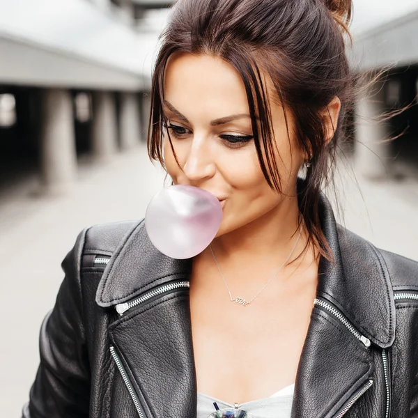 Beautiful young woman blowing bubble gum balloon — Stock Photo, Image