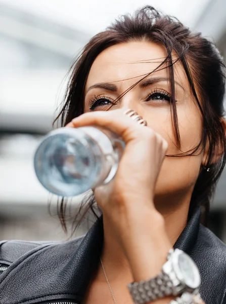 Jeune femme boire de l'eau de la bouteille — Photo