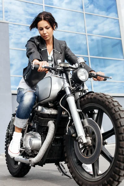 Mulher motociclista em jaqueta de couro na motocicleta — Fotografia de Stock