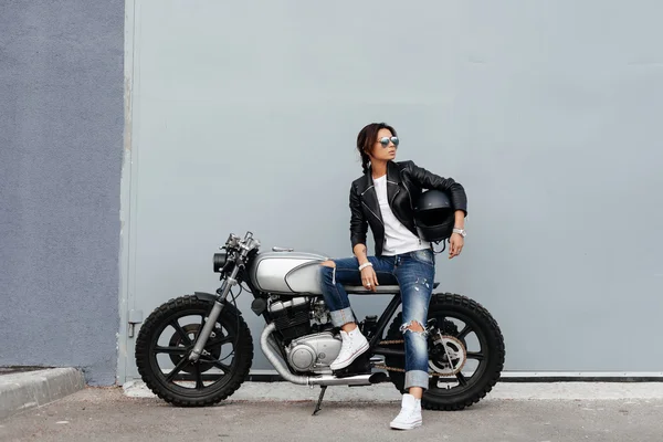 Motorradfahrerin in Lederjacke unterwegs — Stockfoto