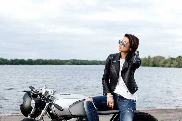 骑自行车的人女人在摩托车上的皮夹克 — 图库照片