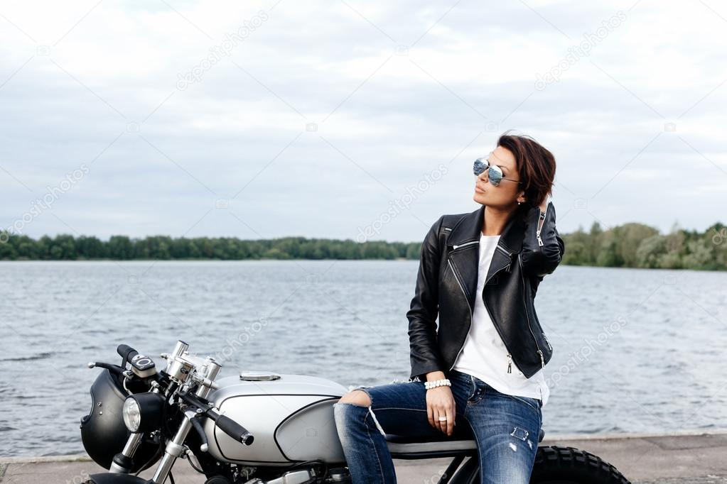 Inspirere Humanistisk Høflig Biker woman in leather jacket on motorcycle Stock Photo by ©johan-jk  116434986