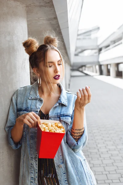 Portret szczęśliwy młoda kobieta jedzenie popcorn — Zdjęcie stockowe