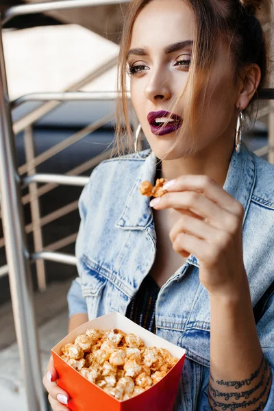 Portret szczęśliwy młoda kobieta jedzenie popcorn — Zdjęcie stockowe
