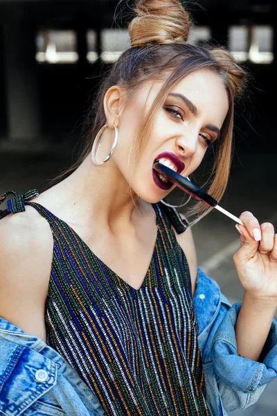 Young sensual girl sucking lollipop — Stock Photo, Image