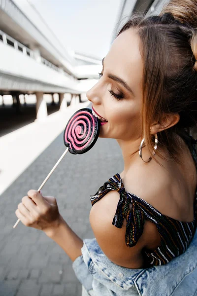 Ung glad tjej att ha kul med lollipop — Stockfoto