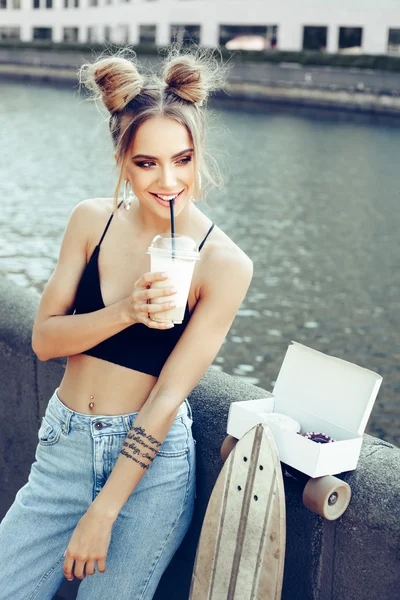 Jovem mulher elegante bebendo café em uma rua da cidade — Fotografia de Stock