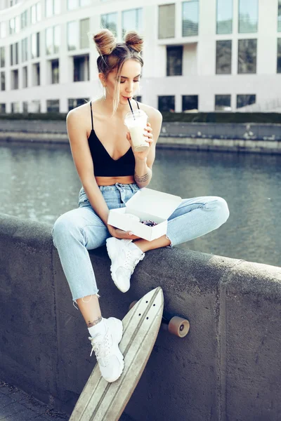 Stijlvolle jongedame drinken koffie in een stad straat — Stockfoto