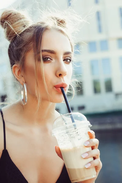 Young stylish woman drinking coffee in a city street — Stock Photo, Image