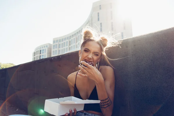 Portrét funny krásné dívky jíst koblihy — Stock fotografie