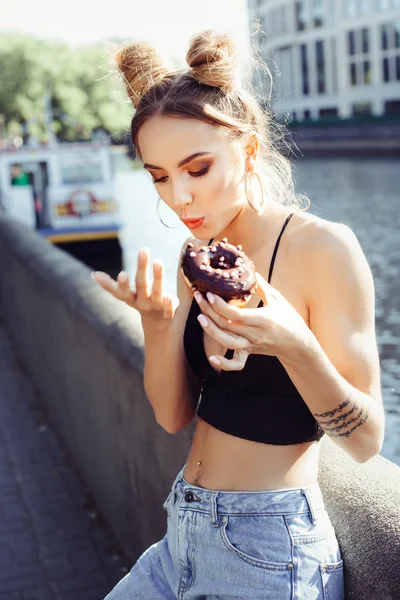 Portrait of funny beautiful girl eating donut — Stock Photo, Image