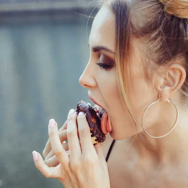 Portret van grappige mooie meisje donut eten — Stockfoto