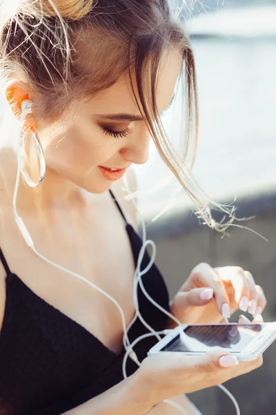 Boldog lány hallgat zenét a sor fejhallgató — Stock Fotó