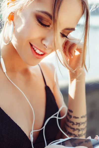 Boldog lány hallgat zenét a sor fejhallgató — Stock Fotó
