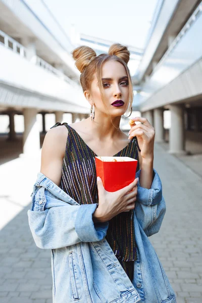 Portrait of happy young woman eating popcorn — Stock Photo, Image