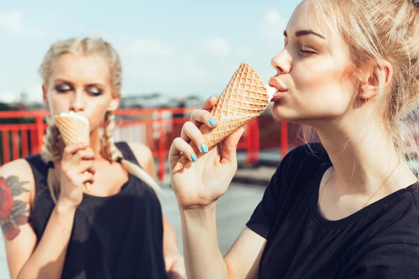 Zwei sinnliche junge schöne Mädchen, die Eis essen — Stockfoto