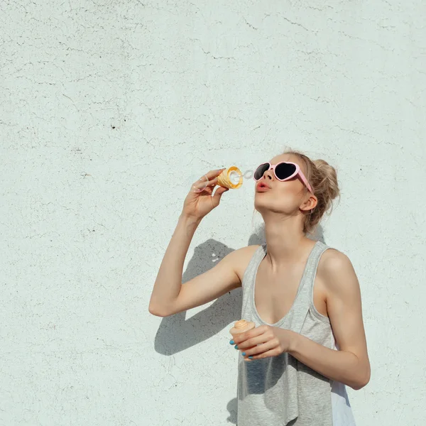 Chica feliz soplando burbujas de jabón — Foto de Stock