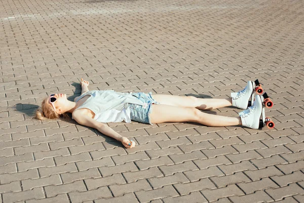 Bela adolescente rollerskating na cidade — Fotografia de Stock