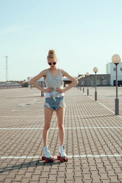 Prachtige tienermeisje rolschaatsen in stad — Stockfoto