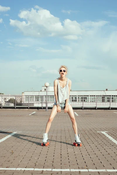 Bela adolescente rollerskating na cidade — Fotografia de Stock