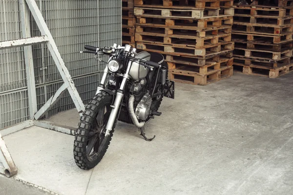 Motocicletta in piedi nell'edificio. Vista frontale — Foto Stock