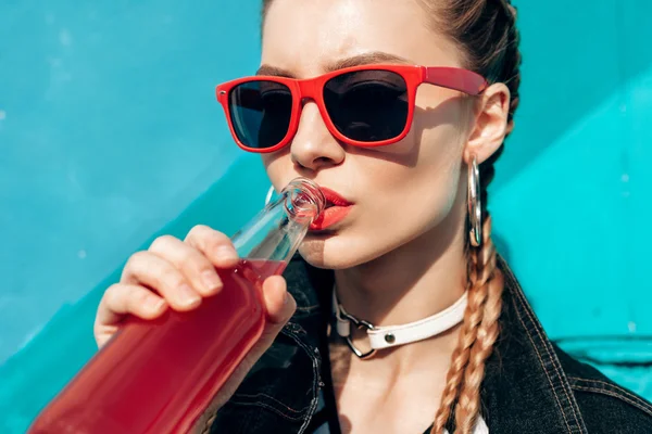 Młoda kobieta, kolorowe koktajle do picia z butelki — Zdjęcie stockowe