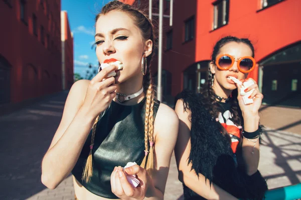 Modelos femeninos en tela vintage comiendo sudores, malvaviscos — Foto de Stock