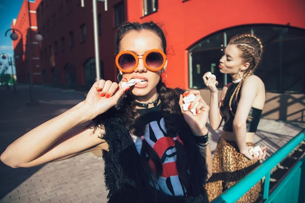 Modelos femeninos en tela vintage comiendo sudores, malvaviscos —  Fotos de Stock