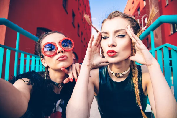 Dos jóvenes mujeres positivas divirtiéndose y haciendo selfie —  Fotos de Stock