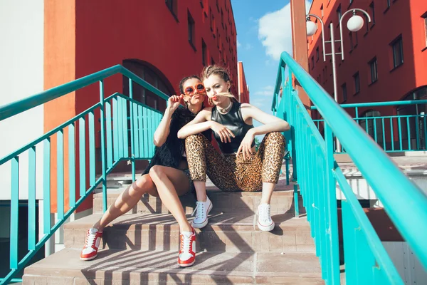 Jovem bonita mulher posando na rua — Fotografia de Stock